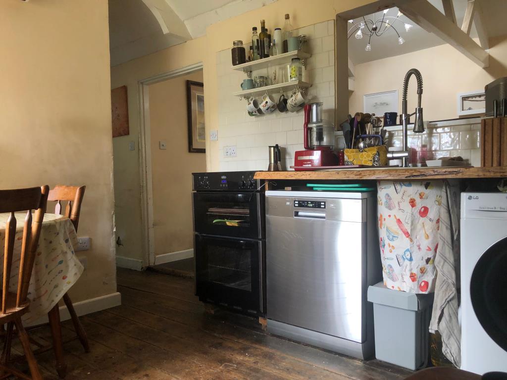 Lot: 8 - DETACHED VICTORIAN RESIDENCE FOR REFURBISHMENT SET IN 1.5 ACRES -